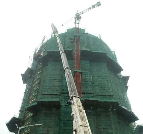 东山吊车在工地上作业